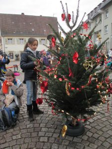 weihnachtsbaum-schmuecken-buergerverein-4