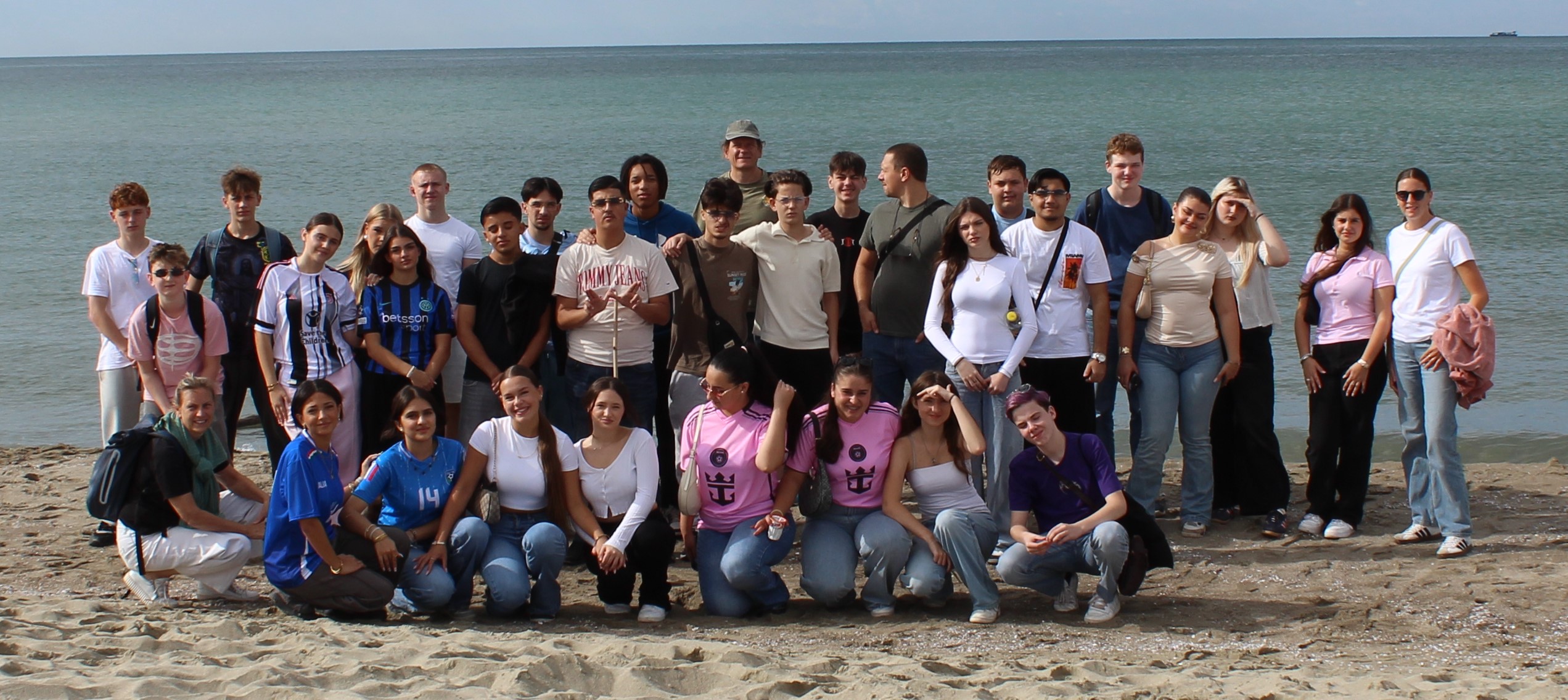9er Abschlussfahrt 2025 Klassenfoto Strand